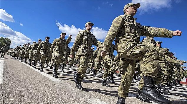 Askerlik Süresini 6 Aya İndiren Yasa Maddesi TBMM'de Kabul Edildi